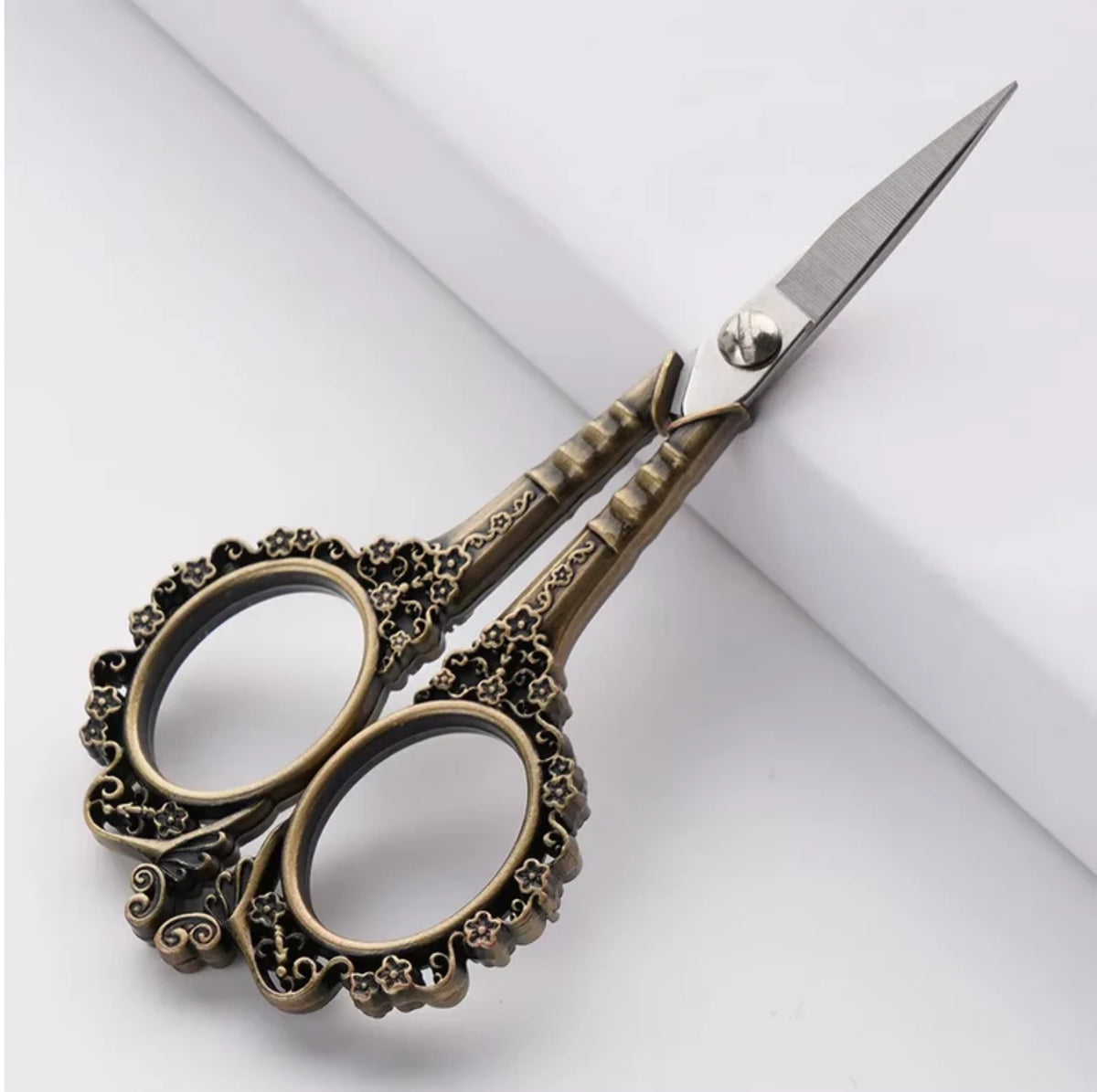 EUROPEAN CLASSICAL | SCISSOR STAINLESS STEEL - 4.6"